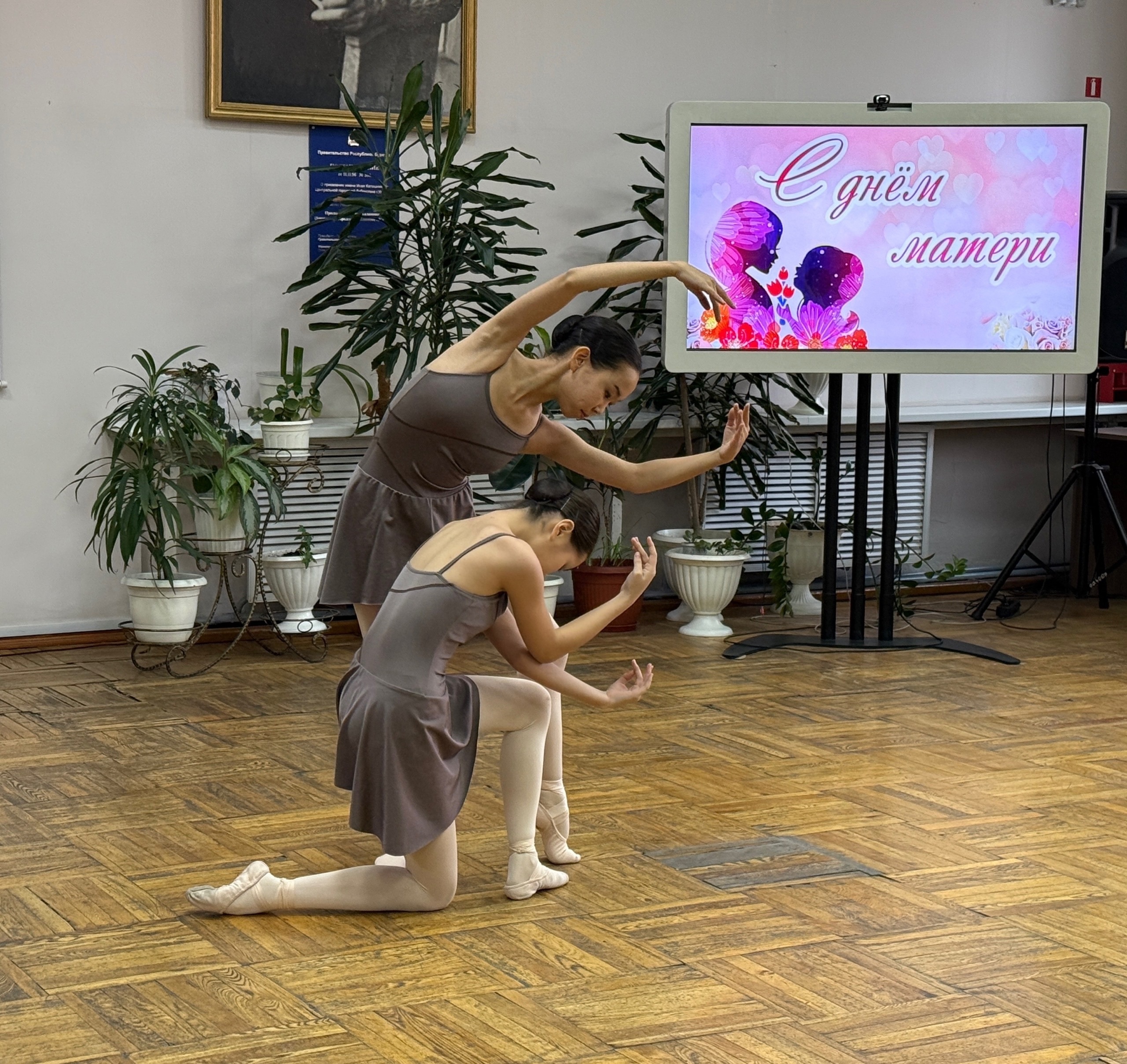 Трогательная танцевальная постановка от обучающихся БРХК на вечере, посвящённом Всероссийскому Дню матери и Году семьи в Центральной городской библиотеке